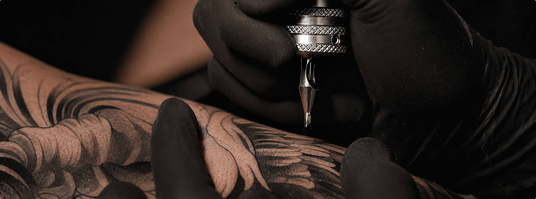 Процесс нанесения татуировки в студии Neo Ink